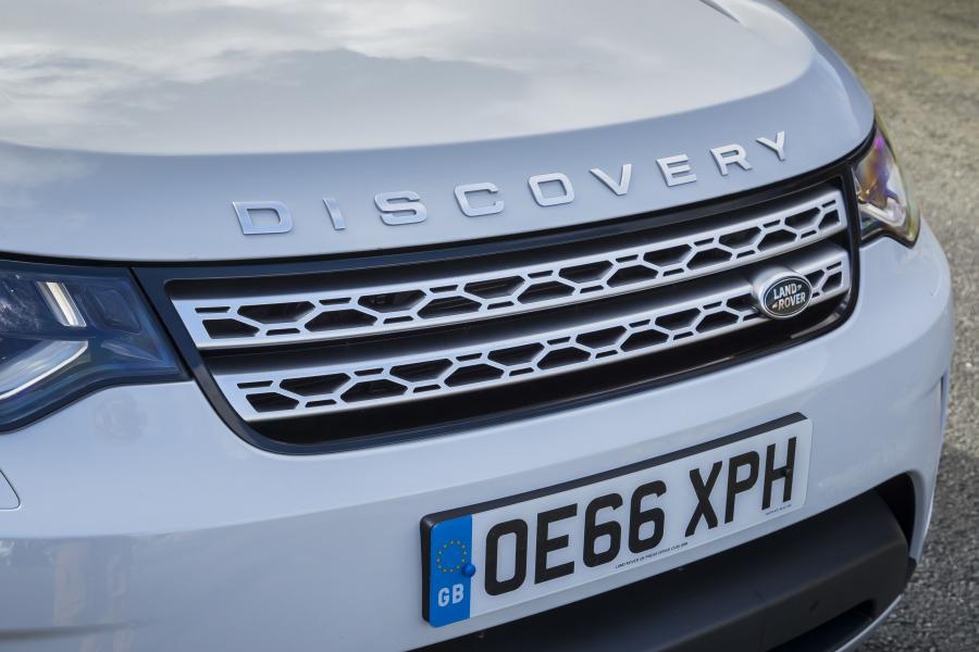 Логотип Land Rover Discovery HSE Td6 2017 года  (UK) (фото 2 из 40)